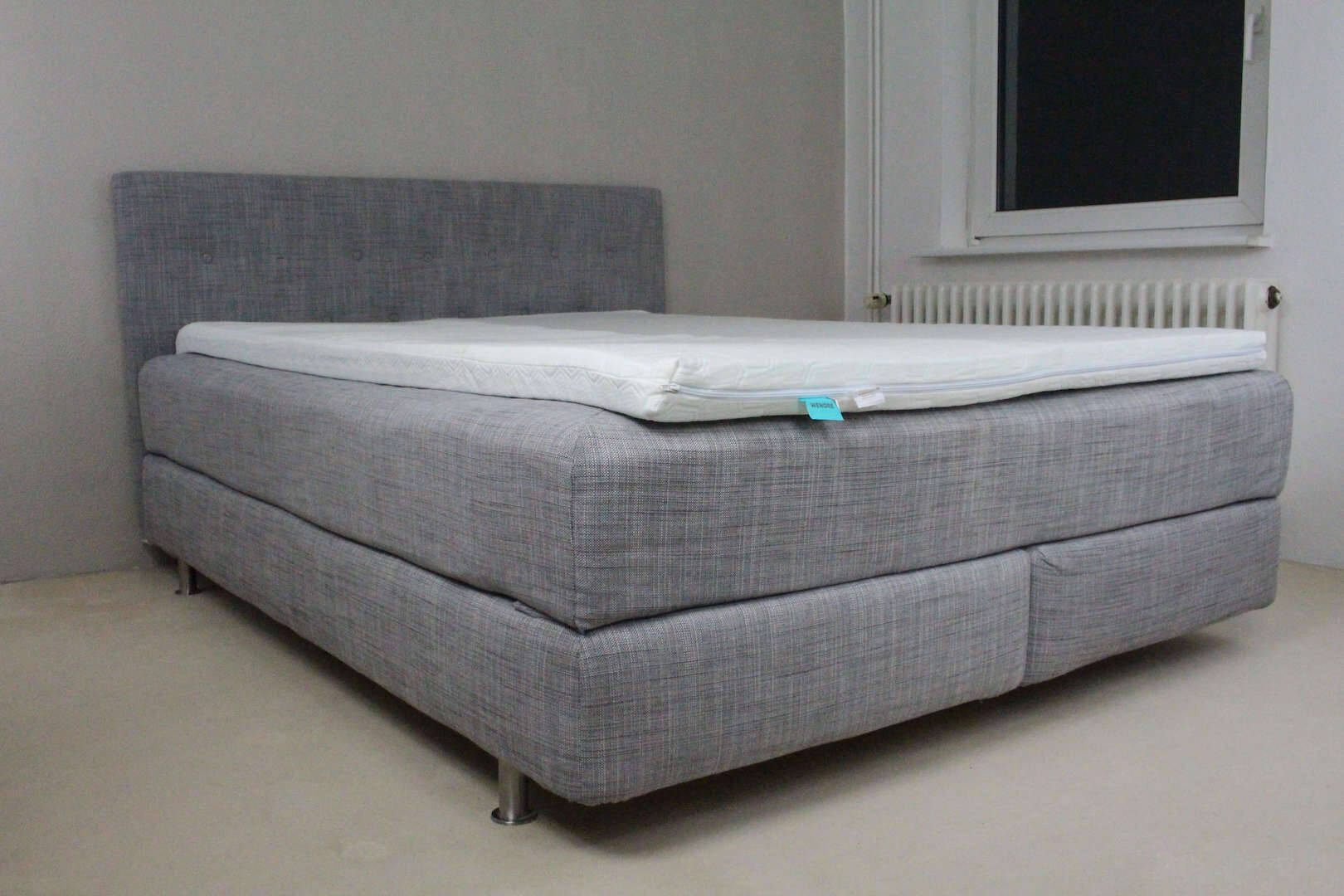 Wendre Kaltschaum Topper auf dem Bett von der Seite